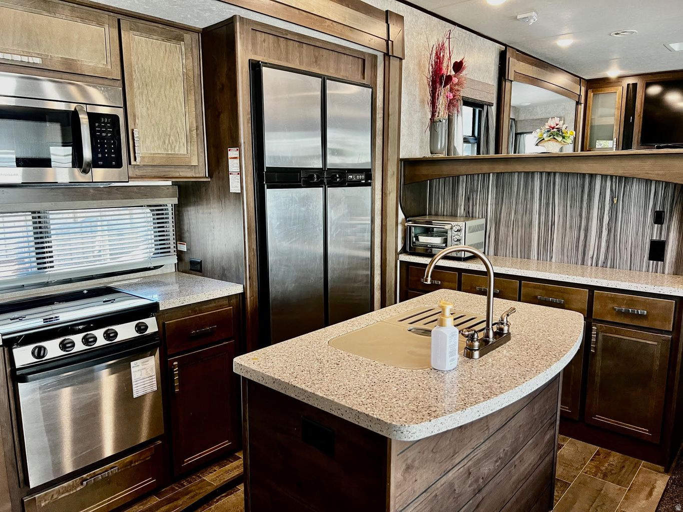 CANYON BREEZE RV RESORT - Land