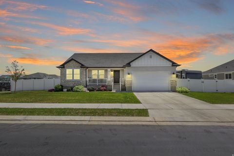 Photo of 4764 N GUNSIGHT PEAK DR, Eagle Mountain, UT 84005 (MLS # 2147187)