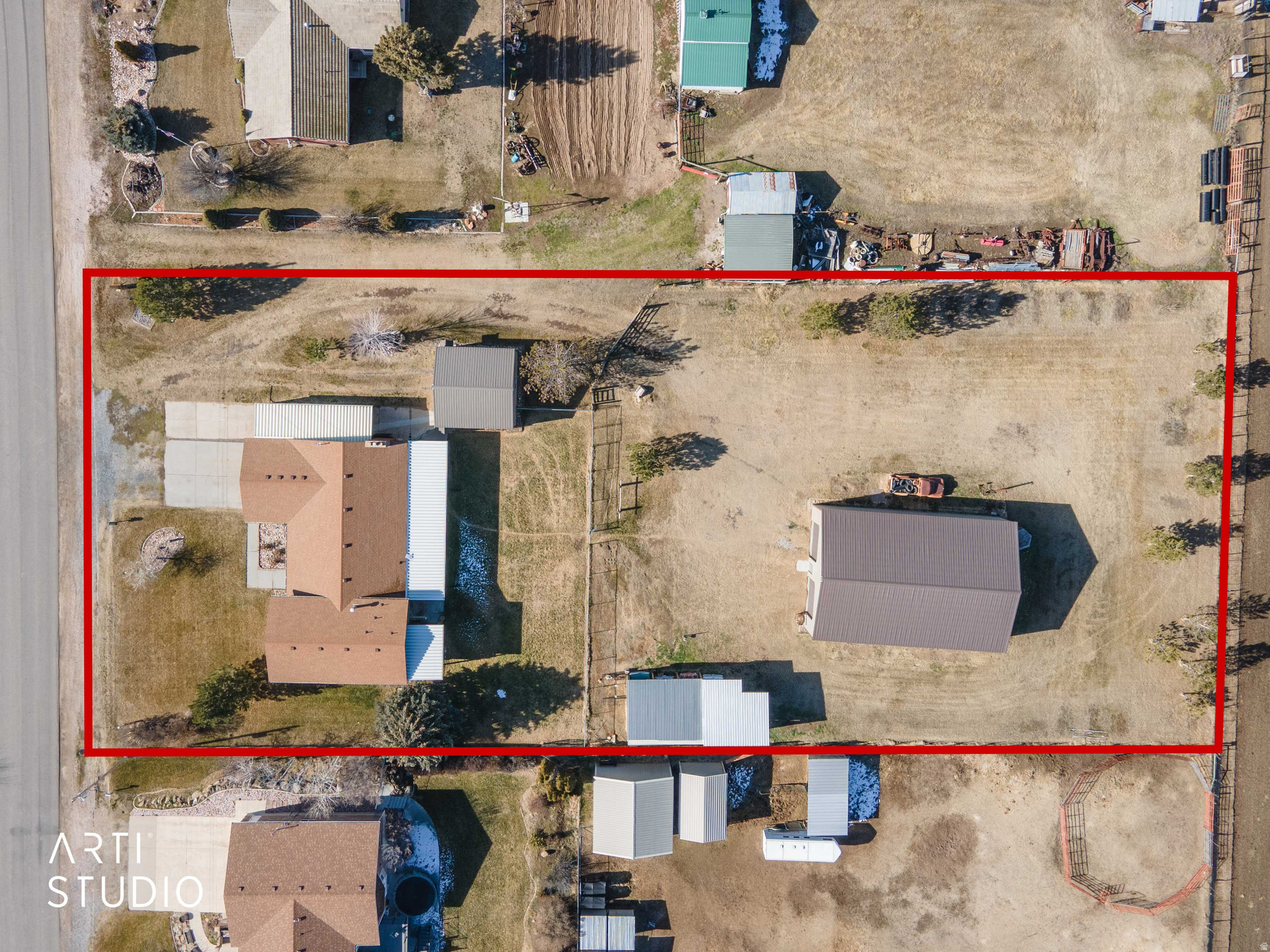 Main image without alt text