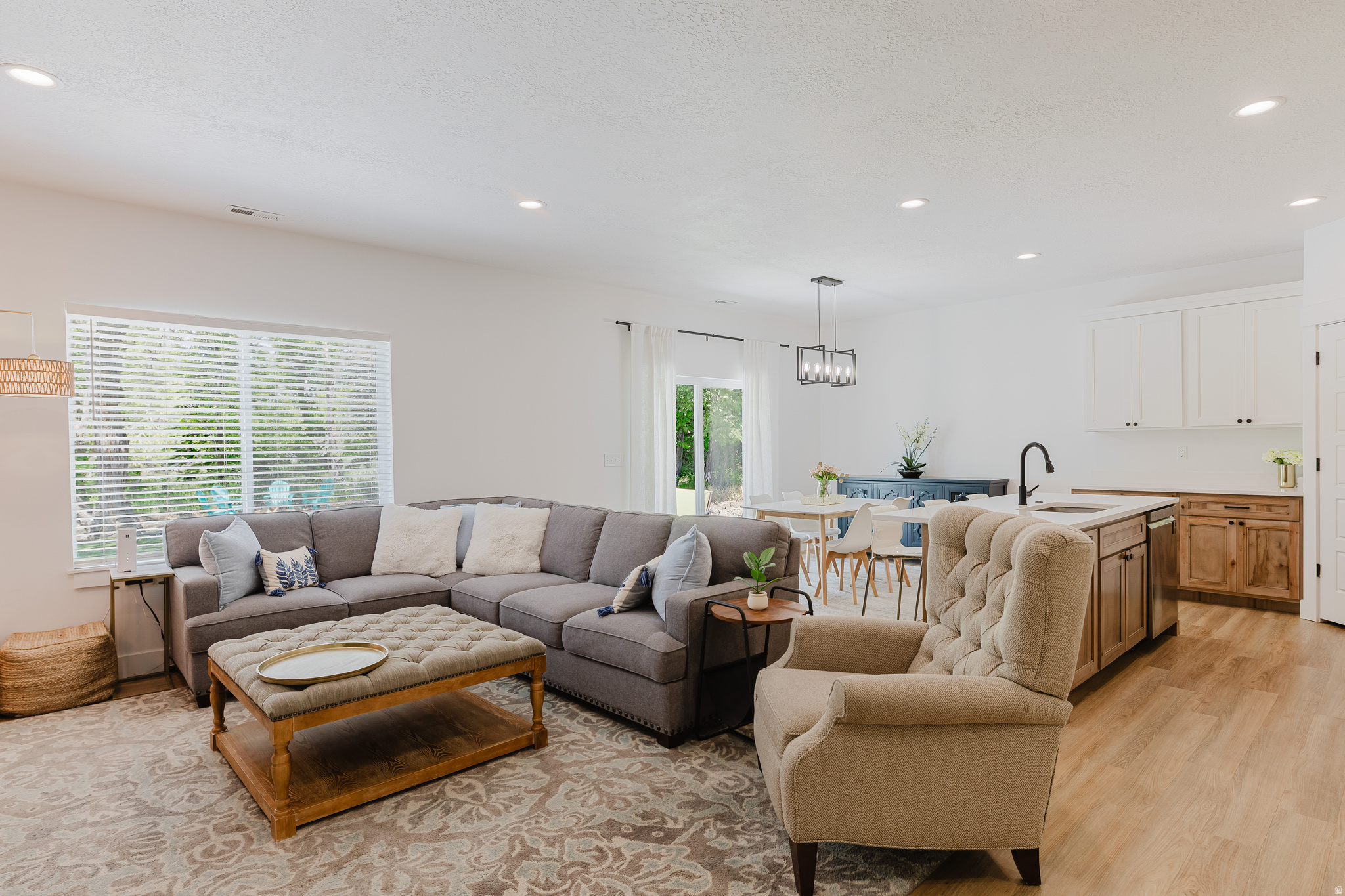 CB ROBBINS - Residential