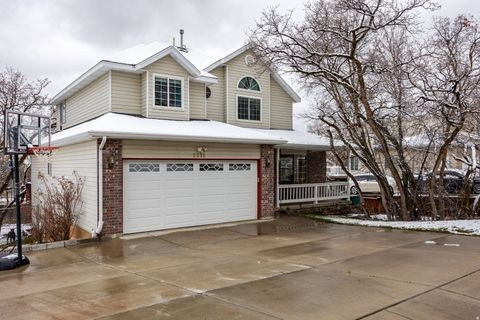 Photo of 2231 N VALLEY VIEW DR, Layton, UT 84040 (MLS # 2141650)