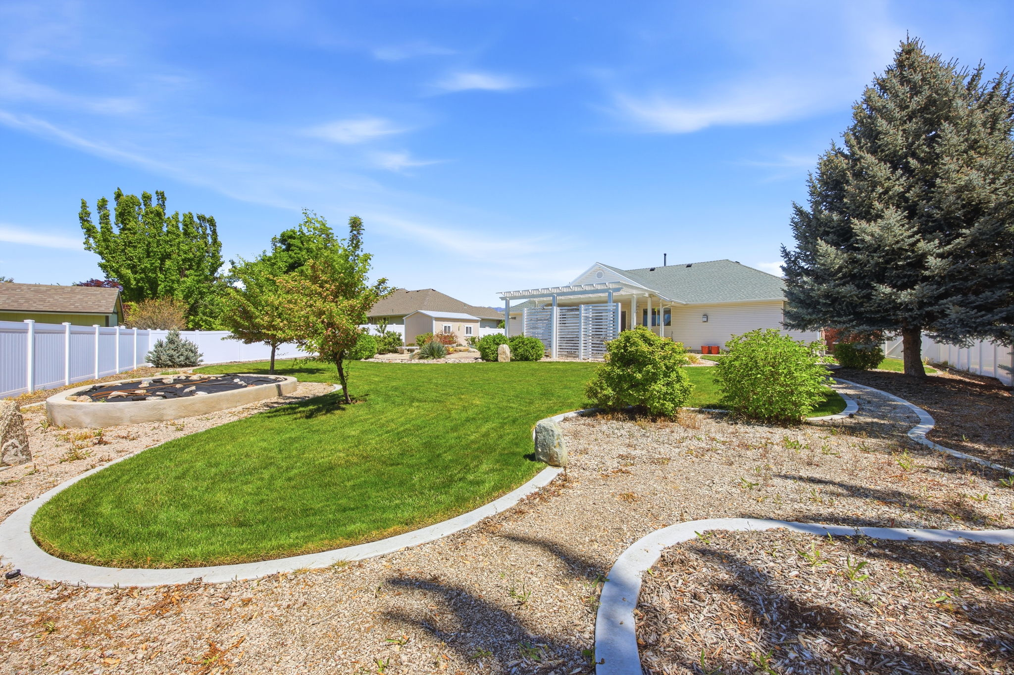 WHISPERING WILLOW - Residential