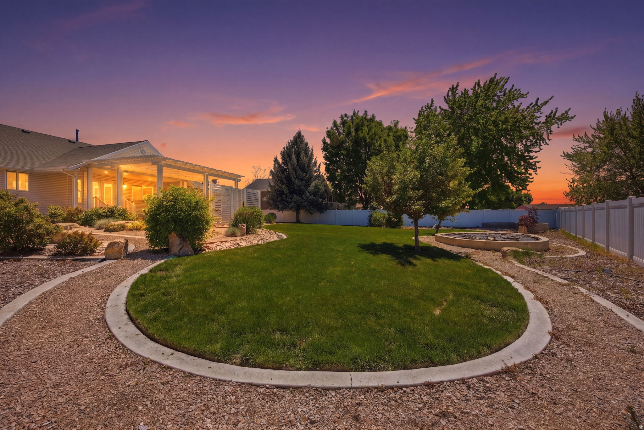 WHISPERING WILLOW - Residential