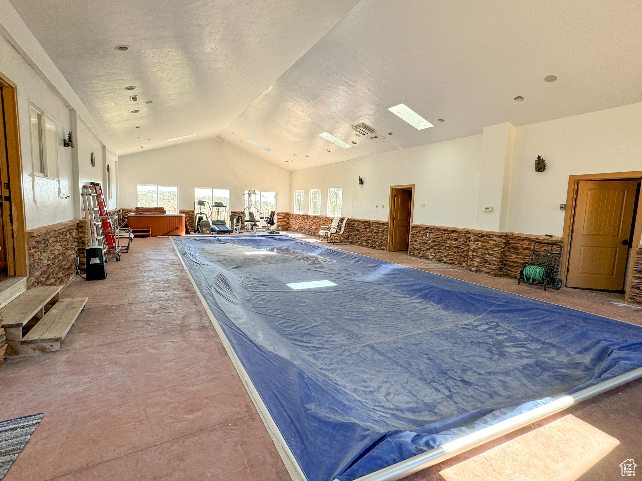 BANDANNA RANCH - Residential