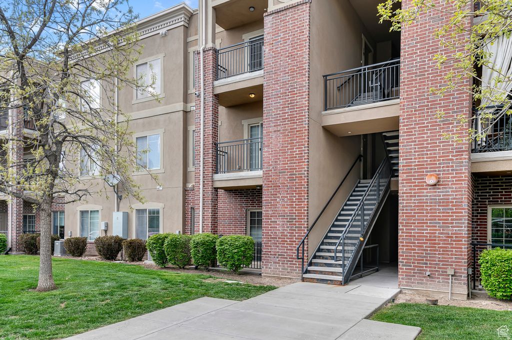 Photo of 170 E BELMONT AVE #B3, Salt Lake City, UT 84111 (MLS # 2122755)