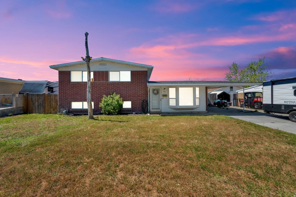 Photo of 401 N LAKEVIEW AVE E, Tooele, UT 84074 (MLS # 2156318)