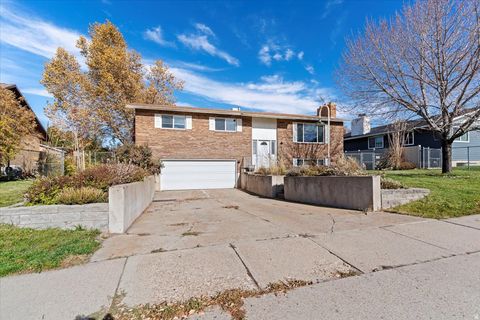Tiny photo for 257 E 600 N, Kaysville, UT 84037 (MLS # 2121488)