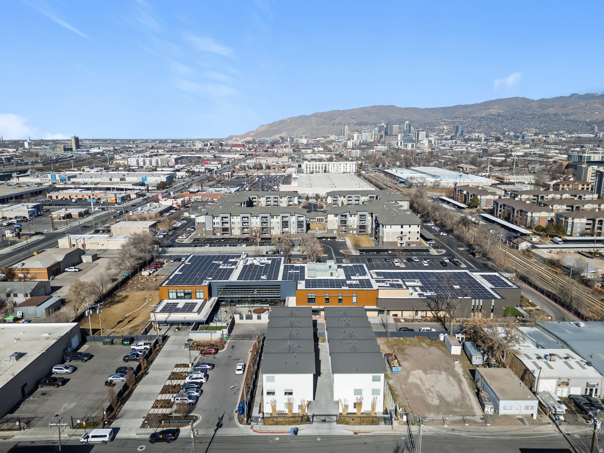 THE PARAMOUNT CONDOMINIUMS - Residential