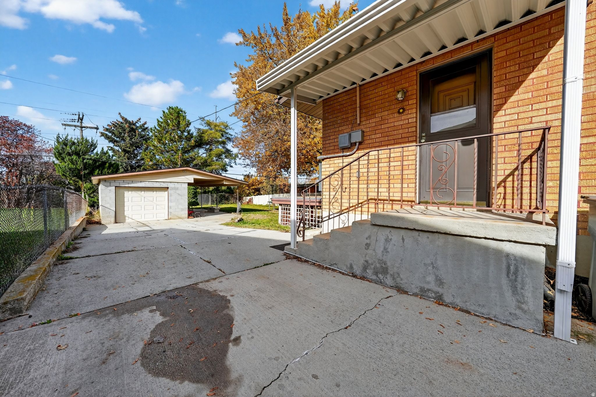 Main image without alt text