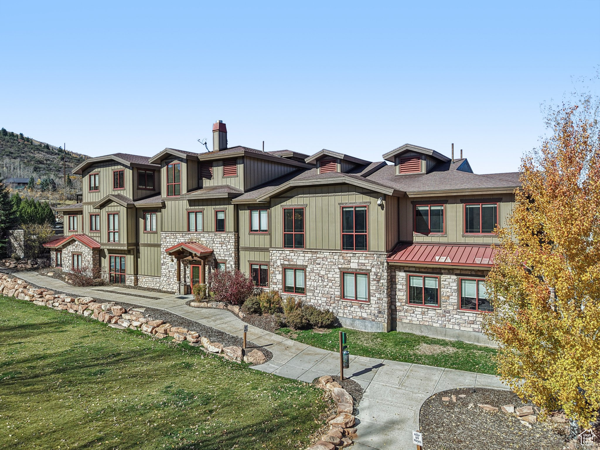 BEAR HOLLOW VILLAGE - Commercial Lease