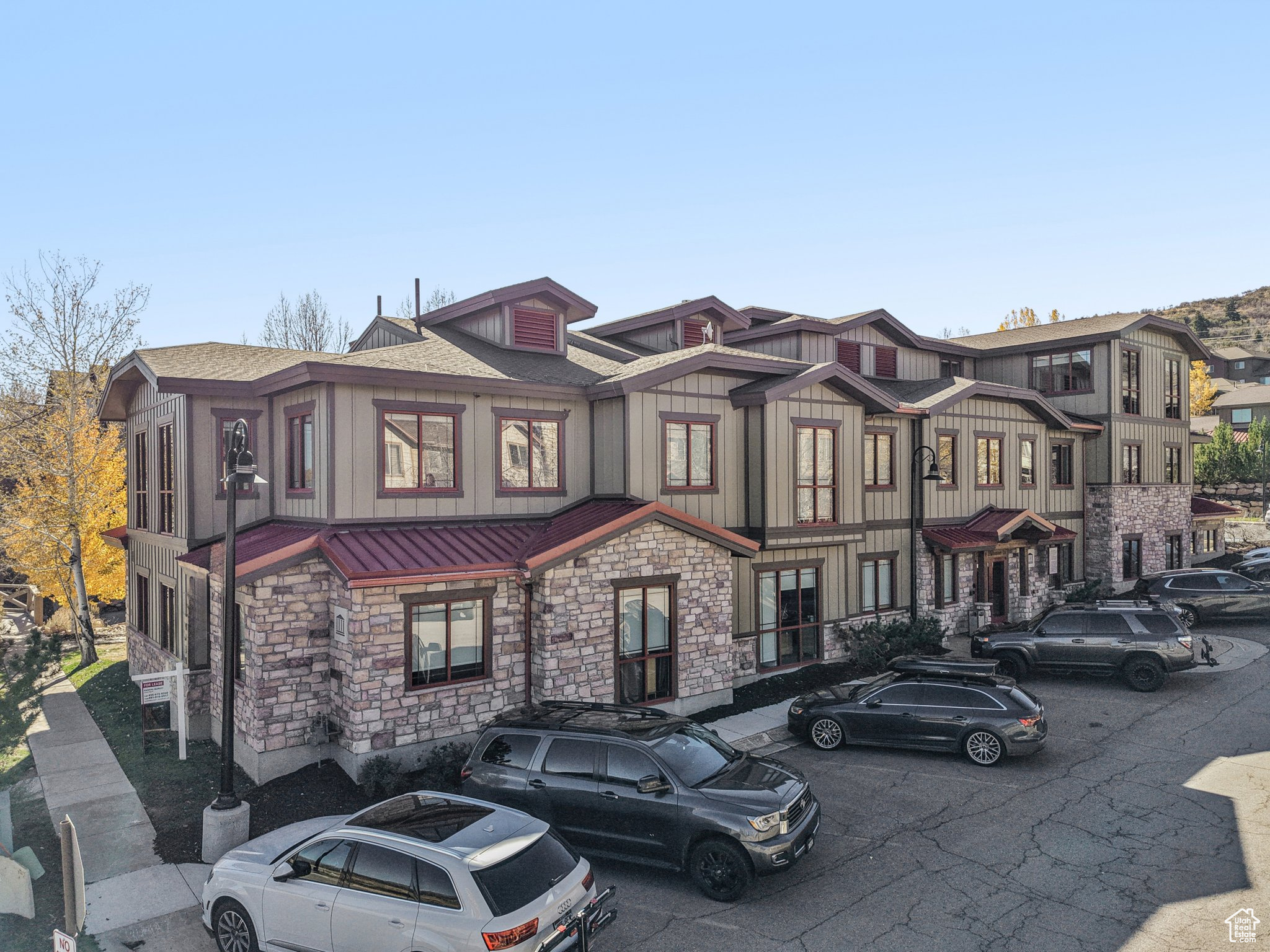 BEAR HOLLOW VILLAGE - Commercial Lease