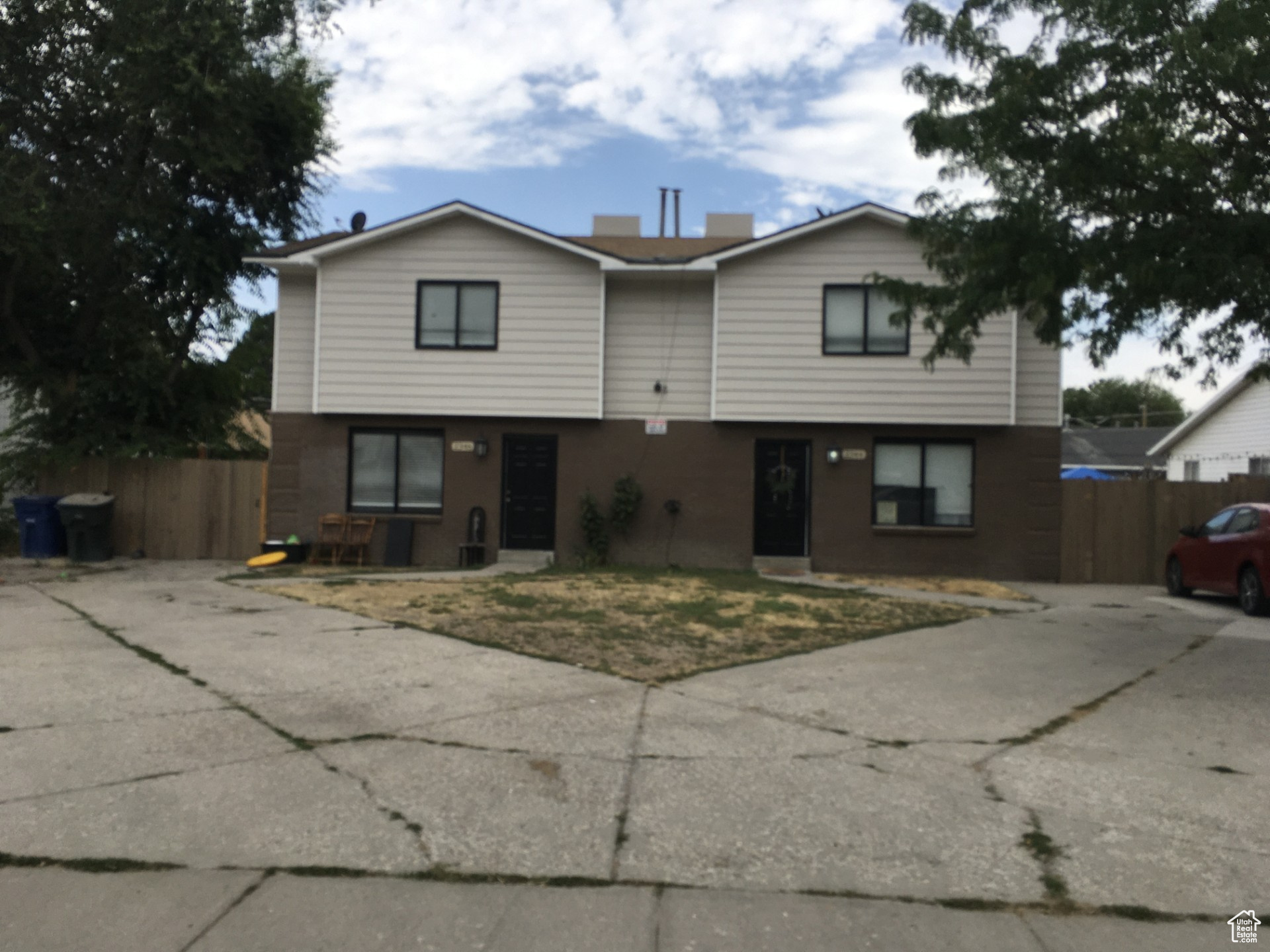 ATTENTION Beautifully Renovated Duplex in Salt Lake, friendly commute being just minutes from 215 freeway, Shopping center, New flooring, carpet, vanities and more, makes this DUPLEX one of Utah's best values, is occupied, please make an appointment 24 hours in advance , Monday through Saturday from 10am to 6pm, MOTIVATED SELLER!!
