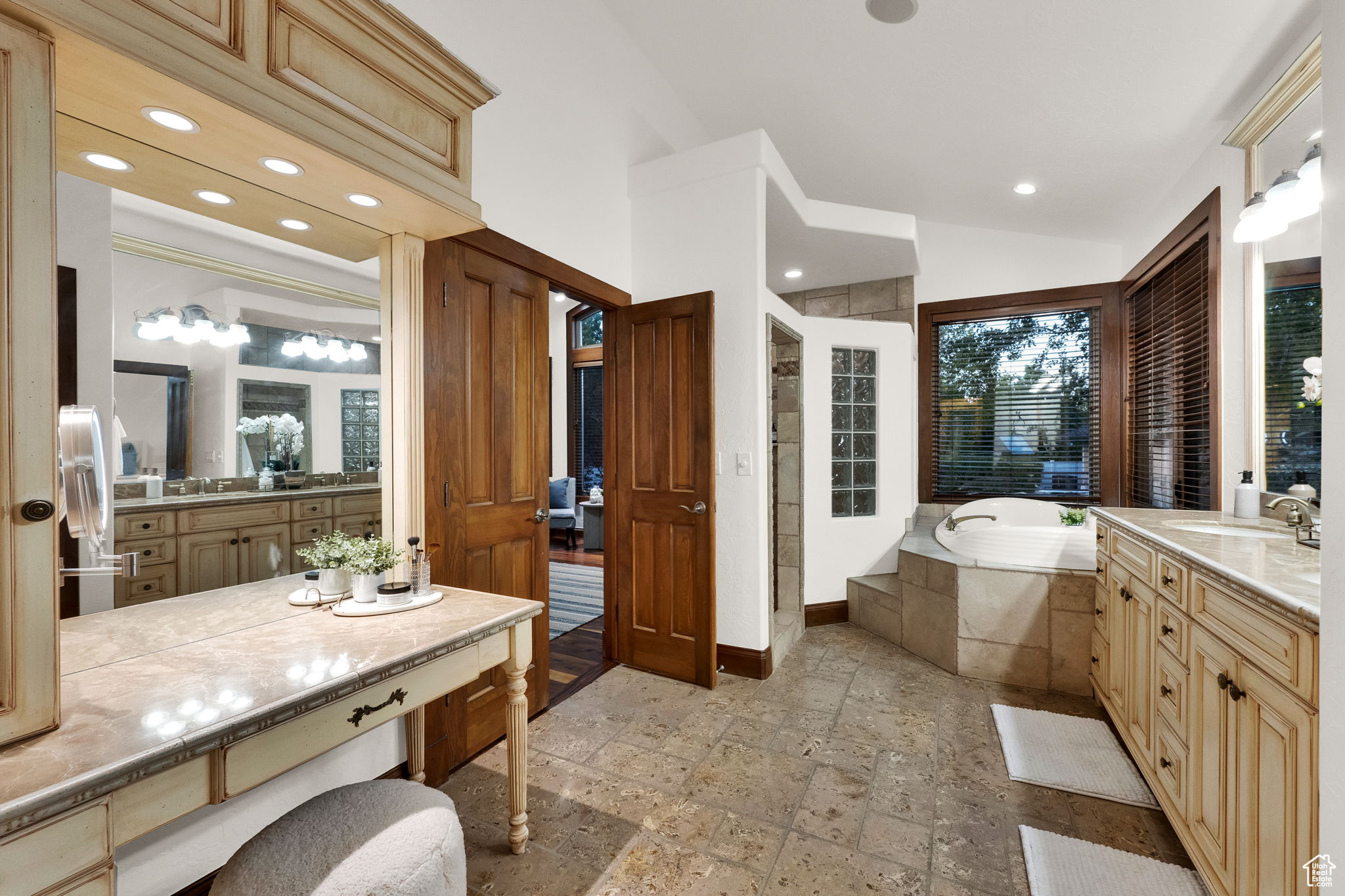 PARKWAY PALISADES - Residential