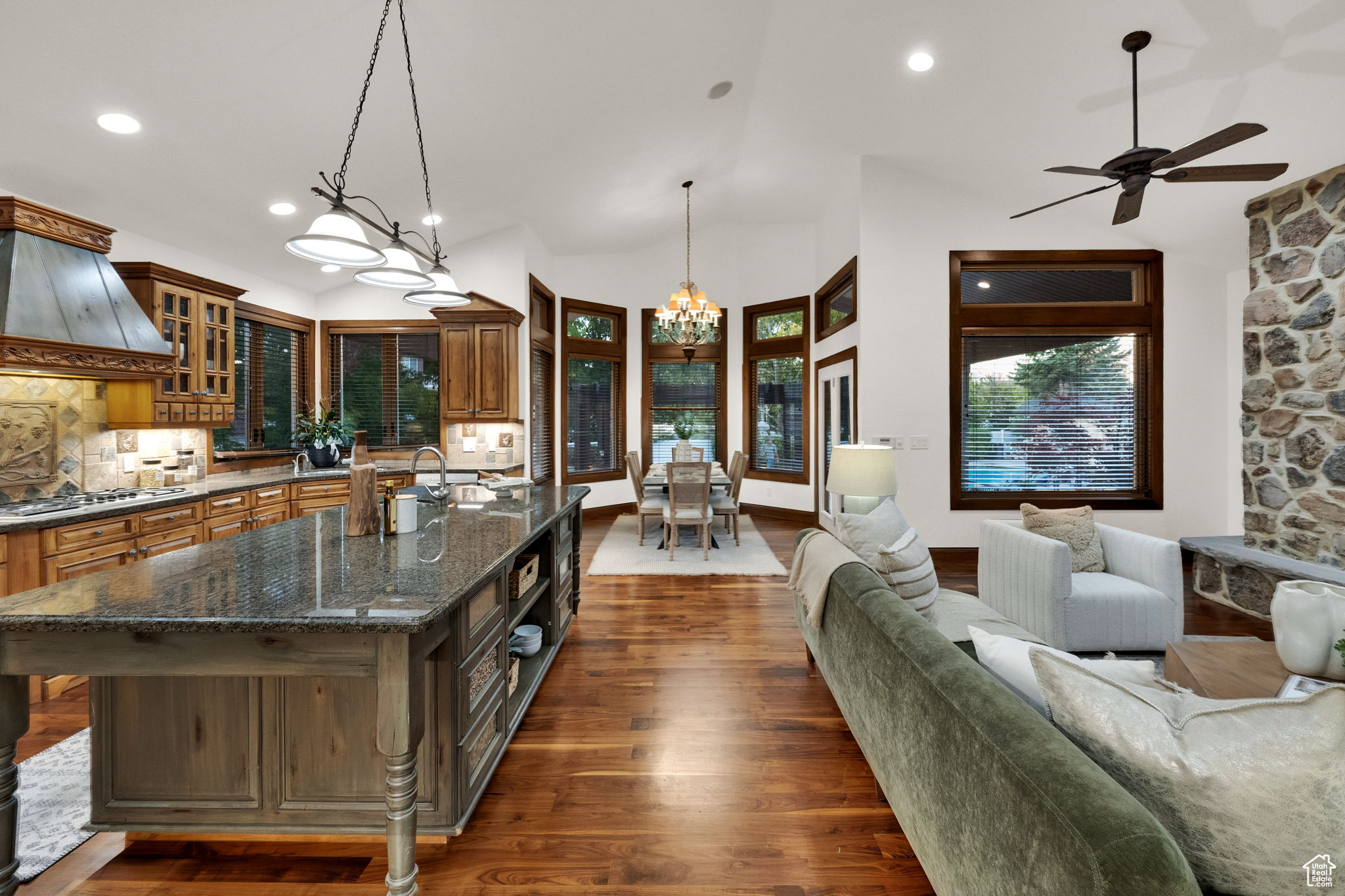 PARKWAY PALISADES - Residential