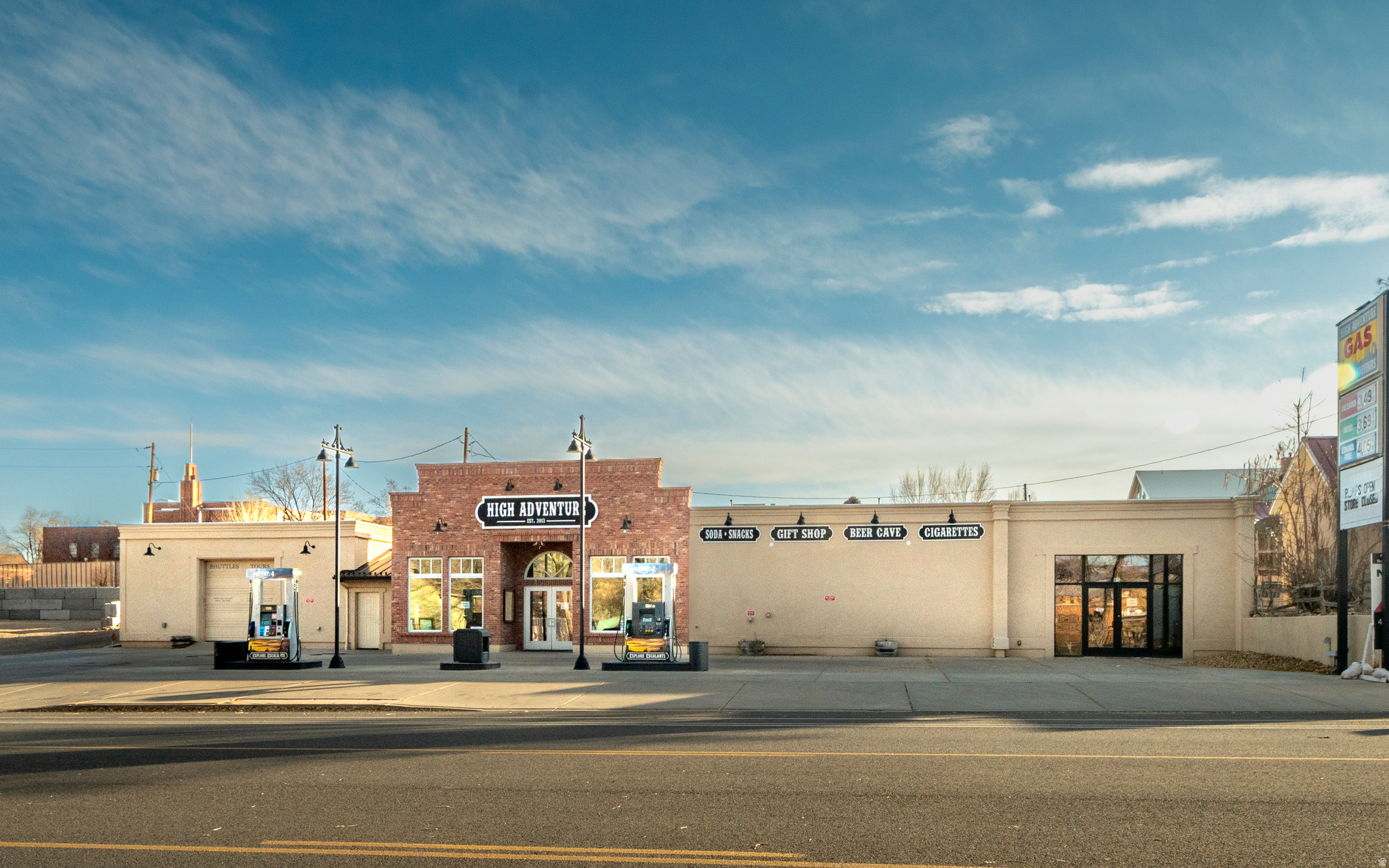 Main image without alt text