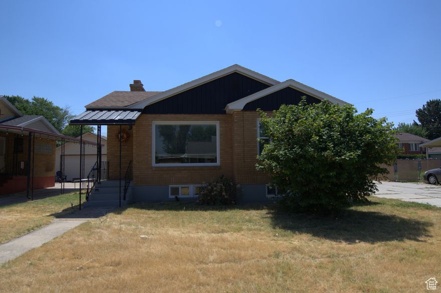 *BUYER MUST HAVE MINIMUM $20,000.00 or 5.5% of Purchase Price Whichever is Higher CASH TO CLOSE PAYABLE TO THE U.S. BANKRUPTCY COURT. DO NOT SHOW IF YOUR BUYER DOES NOT HAVE THE NECESSARY FUNDS, LENDERS WILL NOT LEND ON THE BUYER PREMIUM. **PLEASE CAREFULLY REVIEW ATTACHED DOCUMENTS!** Property subject to higher offers until approved by the bankruptcy court. Please review attached documents for offer submission instructions. Property sold by bankruptcy trustee. OFFERS ARE SENT DIRECTLY TO THE SHORT SALE NEGOTIATOR. NO OFFERS WILL BE CONSIDERED BY THE BANKRUPTCY COURT THAT ARE MORE THAN 5% BELOW CURRENT LIST PRICE. Please contact agent. Square footage figures are provided as a courtesy estimate only and were obtained from county record. Buyer is advised to obtain an independent measurement.