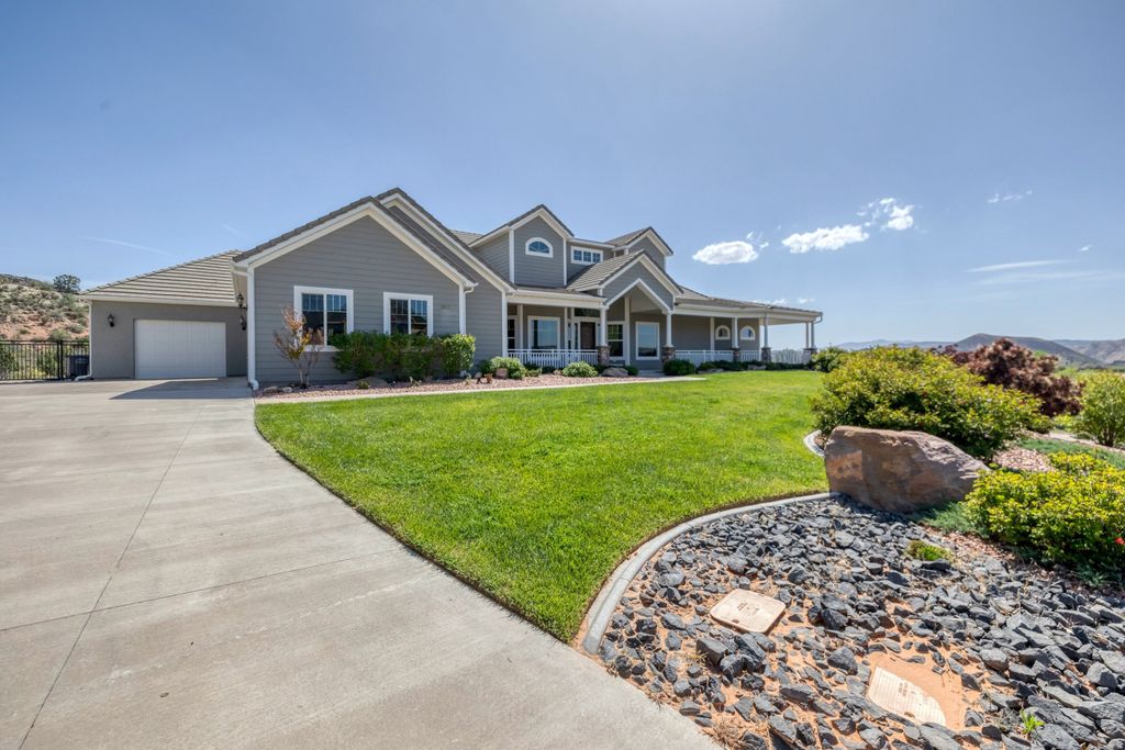 Photo of 947 W AMETHYST DR, Saint George, UT 84770 (MLS # 2153088)