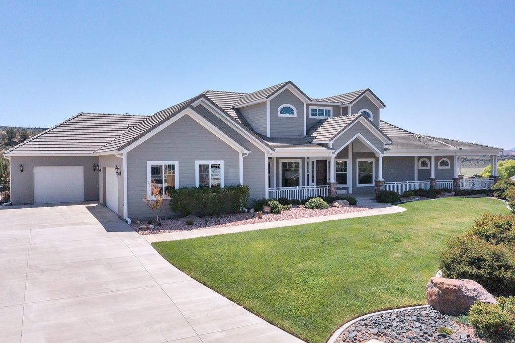 Photo of 947 W AMETHYST DR, Saint George, UT 84770 (MLS # 2153088)