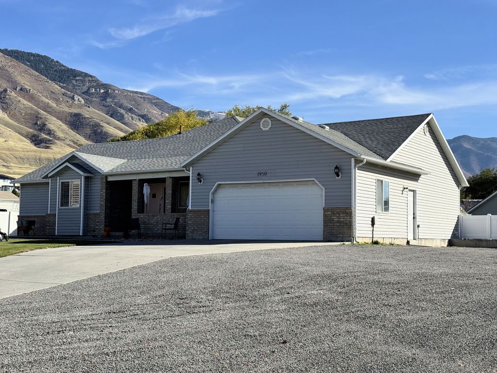 Photo of 1950 PEBBLE CIR, Lake Point, UT 84074 (MLS # 2120012)