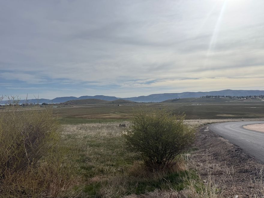 Gradual sloped building lot bordering common space! Easy paved year round access. Short term rentals are approved in this area. Direct access to National Forest and the bike path.