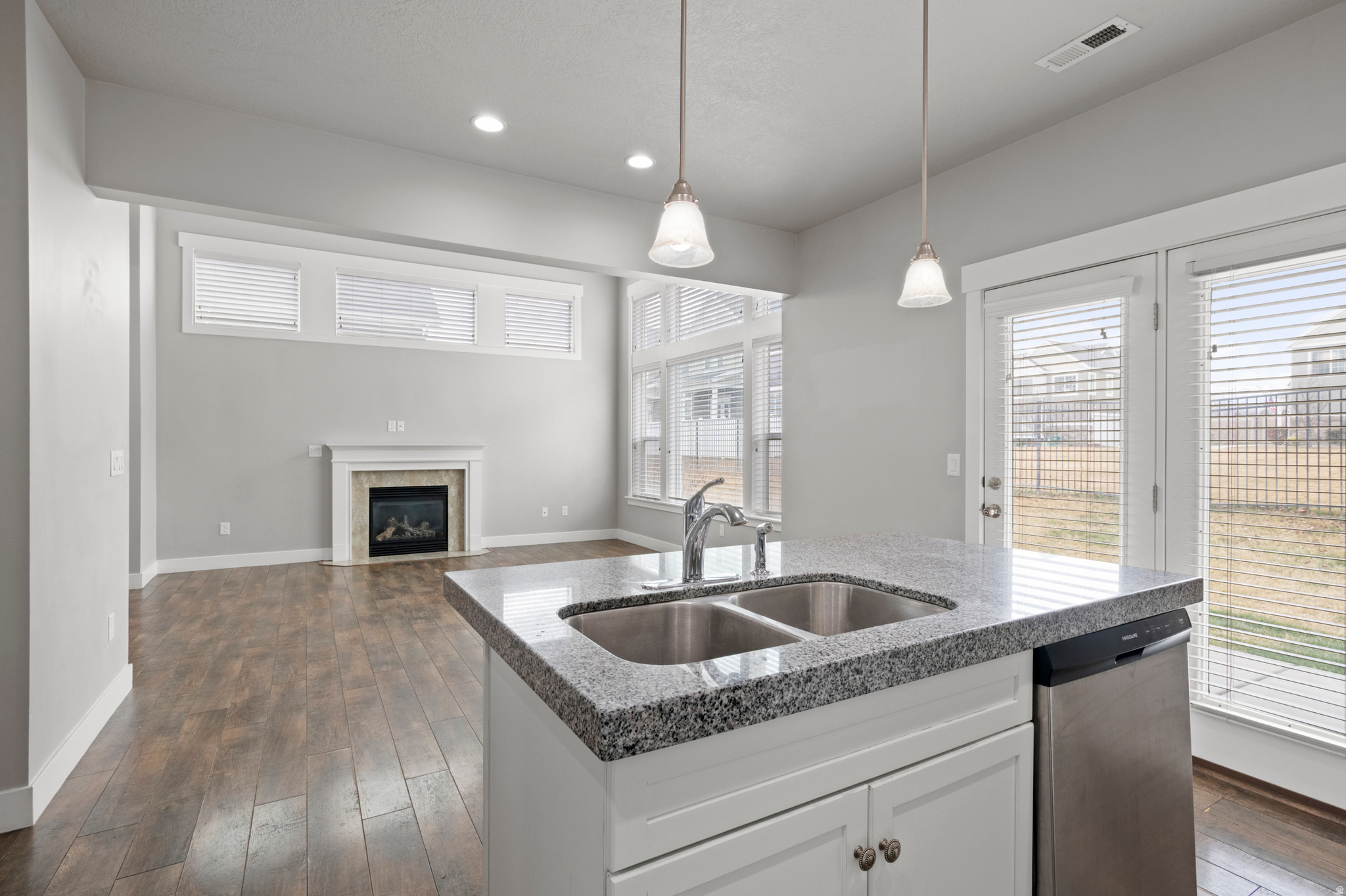 RESIDENCE ON PARK AV - Residential