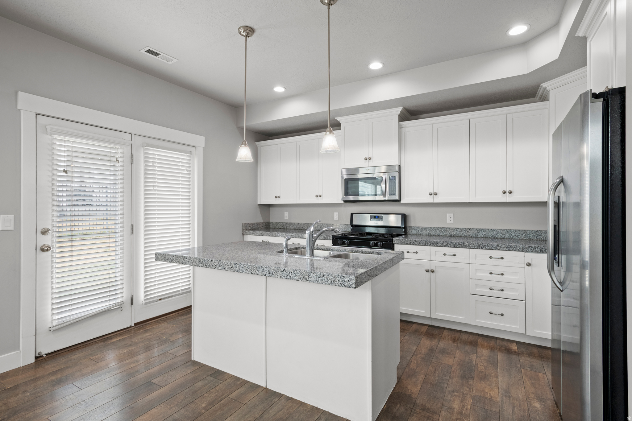 RESIDENCE ON PARK AV - Residential