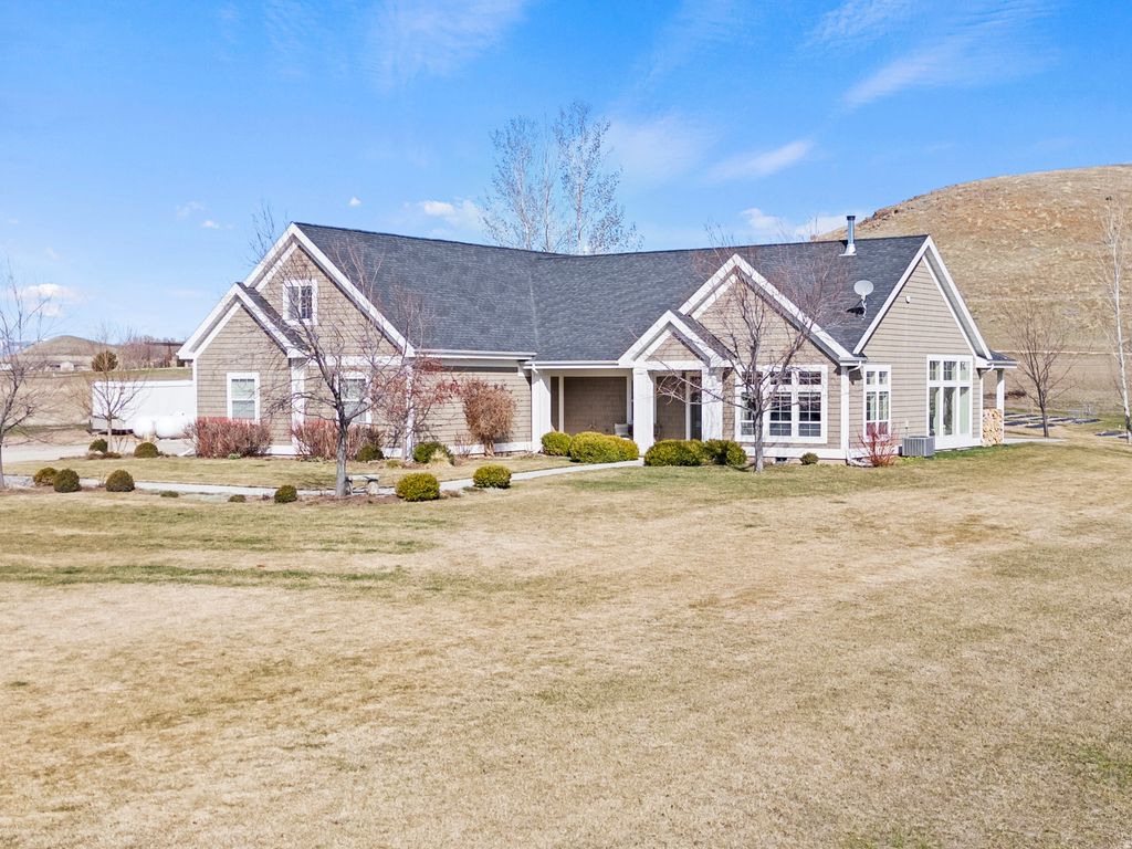 Photo of 2137 S LAKE VIEW CIR, Preston, ID 83263 (MLS # 2148376)