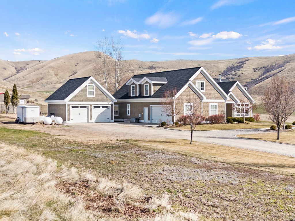 Photo of 2137 S LAKE VIEW CIR, Preston, ID 83263 (MLS # 2148376)