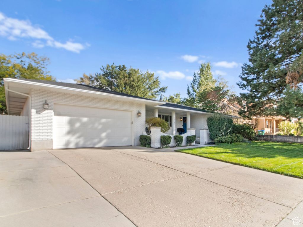 Photo of 10143 S HIGH POINT LN E, Sandy, UT 84092 (MLS # 2115255)