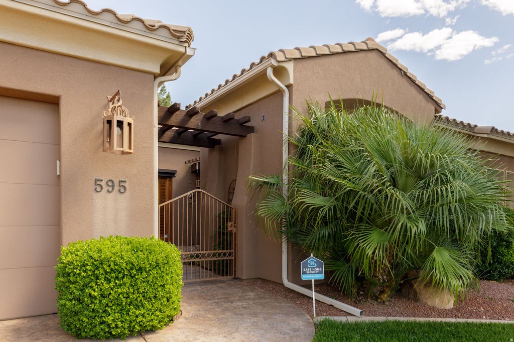 Photo of 595 S PINEBROOK LN, Saint George, UT 84770 (MLS # 2157668)