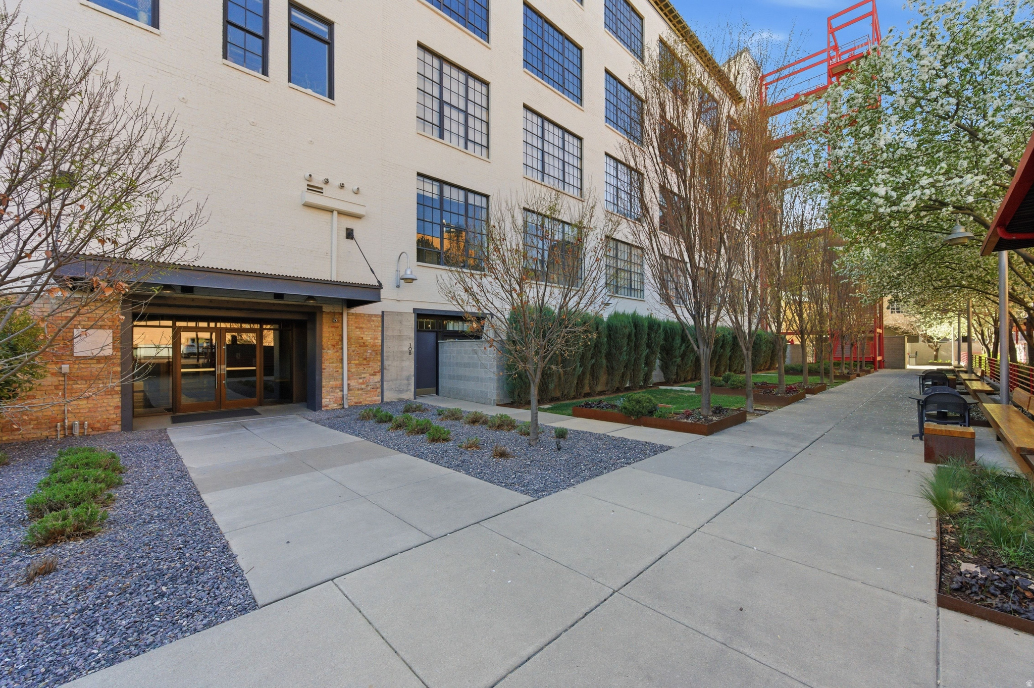 BROADWAY LOFTS - Residential