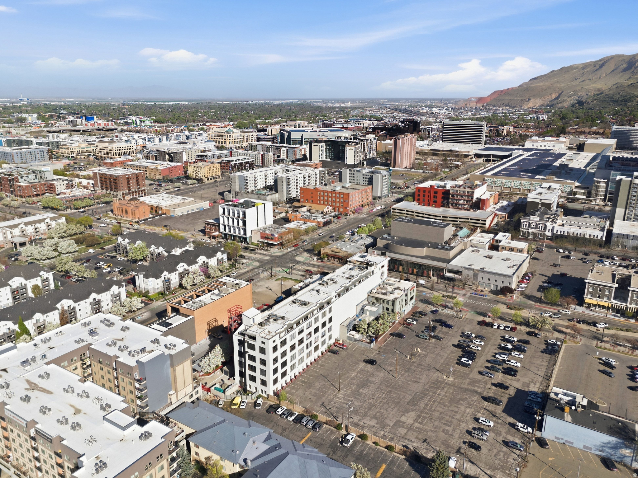 BROADWAY LOFTS - Residential