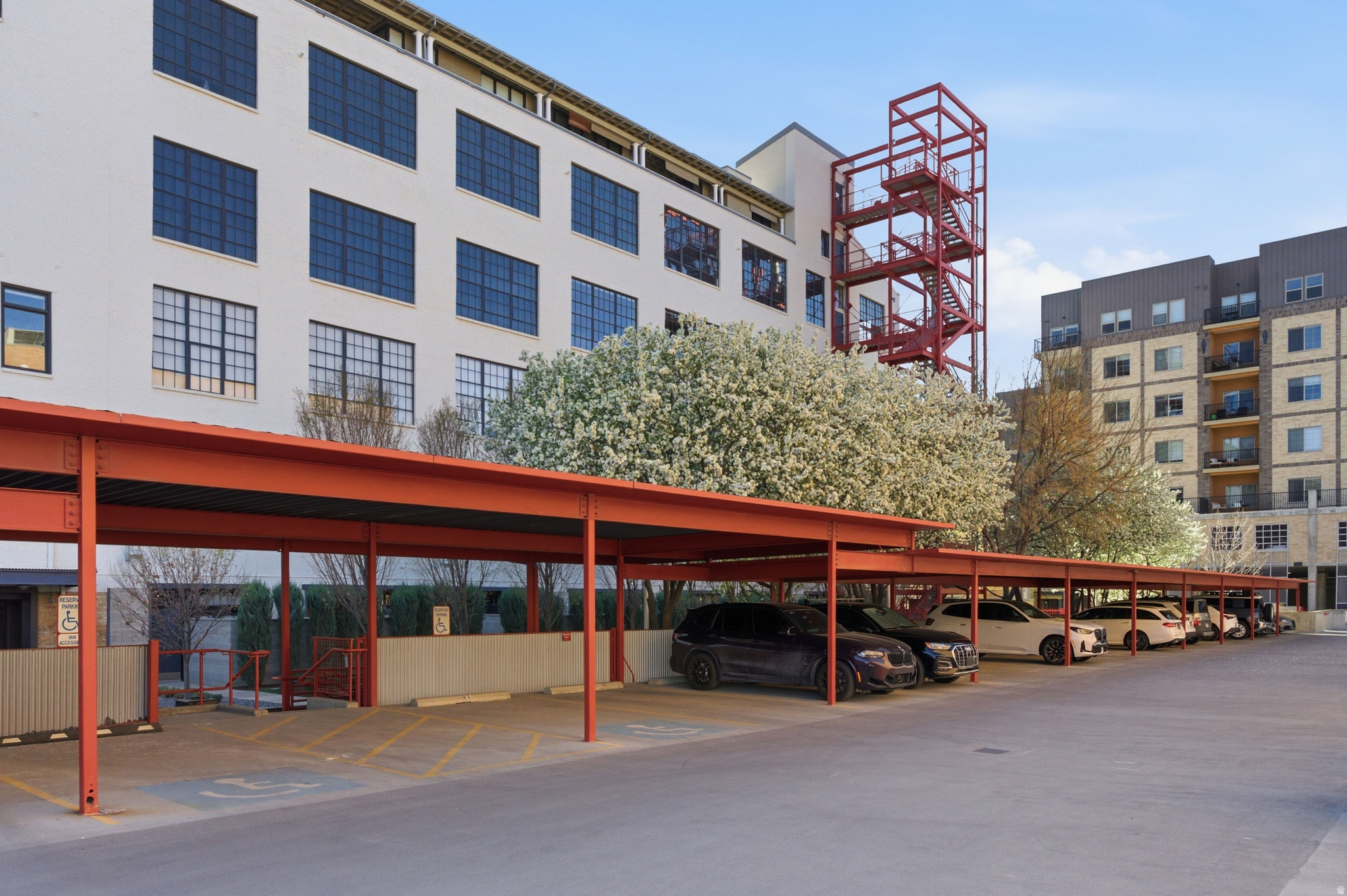 BROADWAY LOFTS - Residential