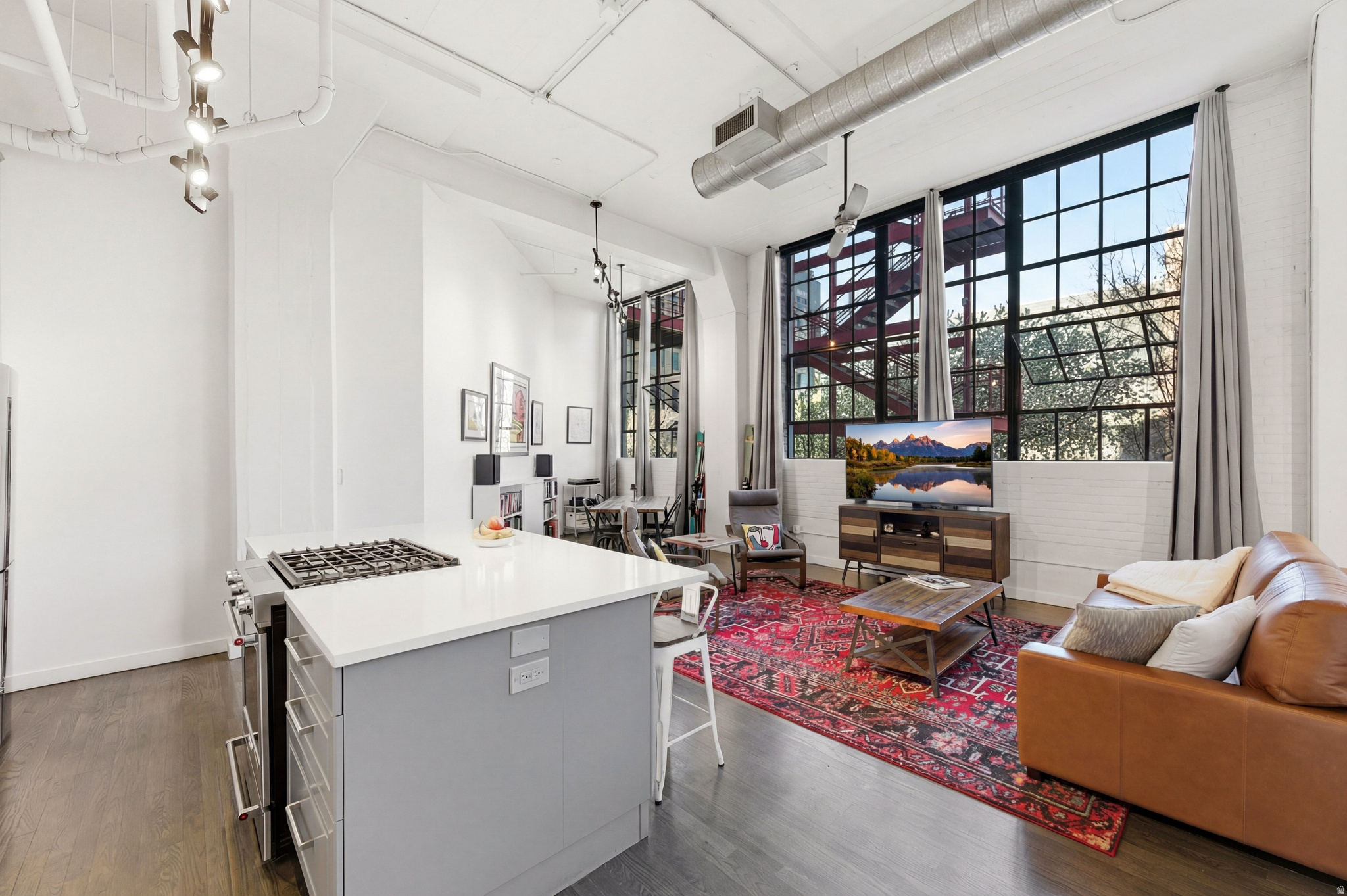 BROADWAY LOFTS - Residential