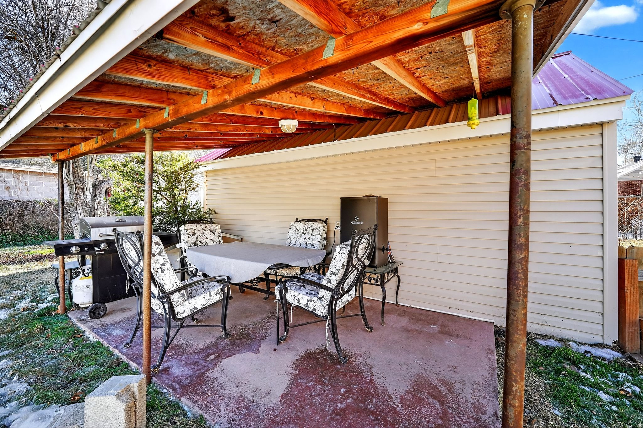 Main image without alt text