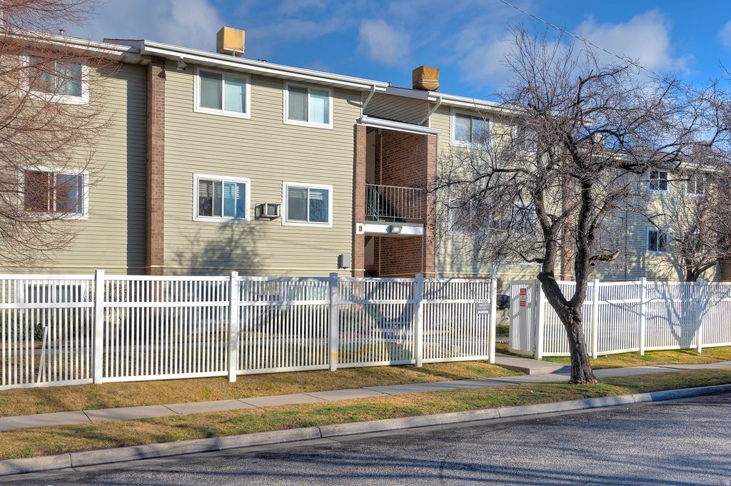 Photo of 217 FOSS ST W #D201, Salt Lake City, UT 84104 (MLS # 2142284)