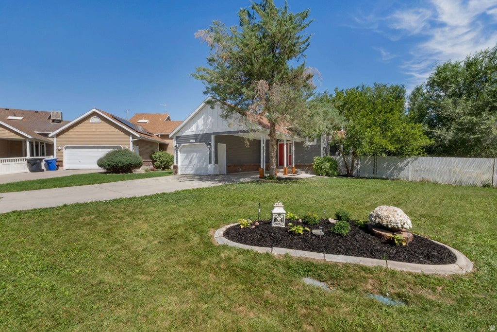 Photo of 1384 W COUNTRYWOOD LN, West Jordan, UT 84088 (MLS # 2185307)