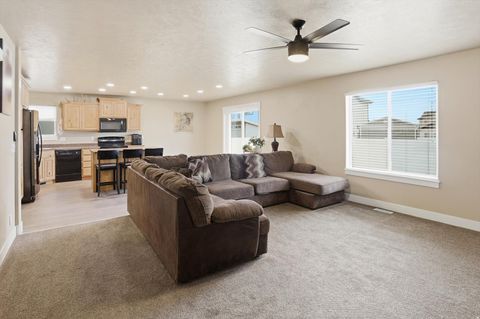 Tiny photo for 696 N DEVONSHIRE DR, Saratoga Springs, UT 84045 (MLS # 2141760)