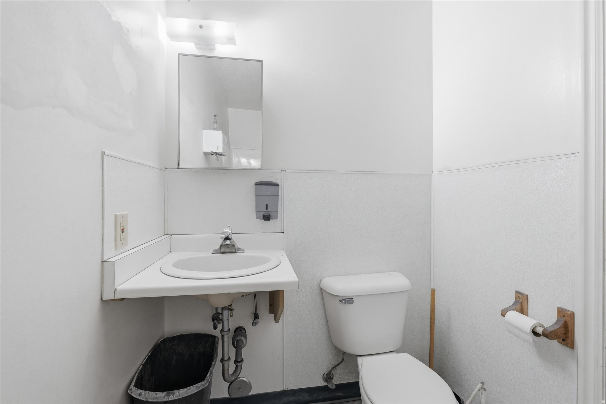 Main image without alt text