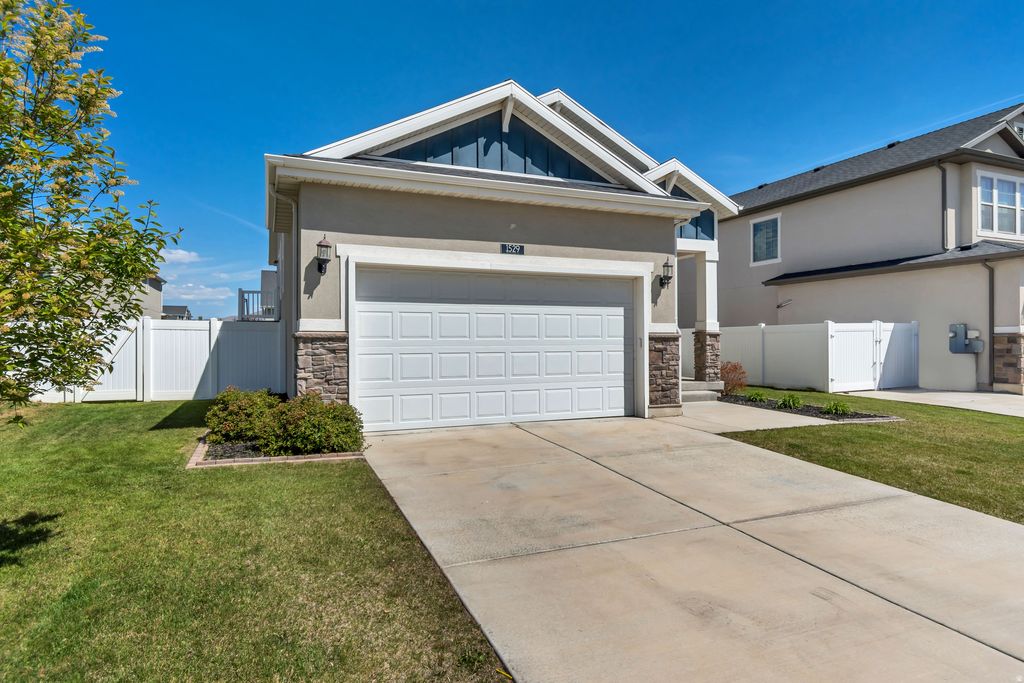 Photo of 1529 E ERICKSON KNOLL LN, Eagle Mountain, UT 84005 (MLS # 2152328)