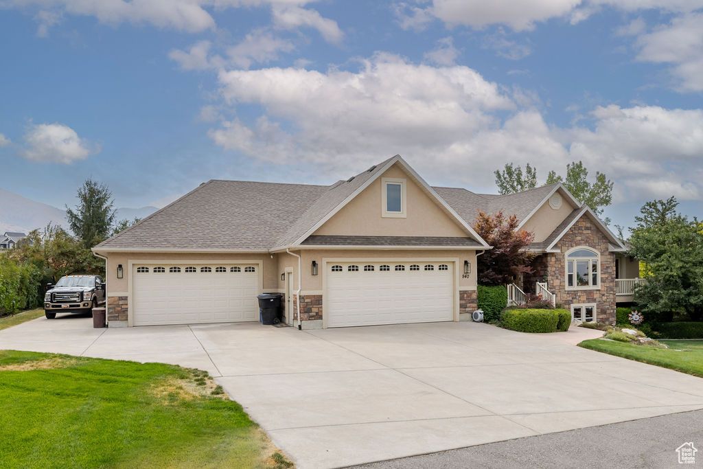 Photo of 940 E CANYON RD, Hyde Park, UT 84318 (MLS # 2108347)