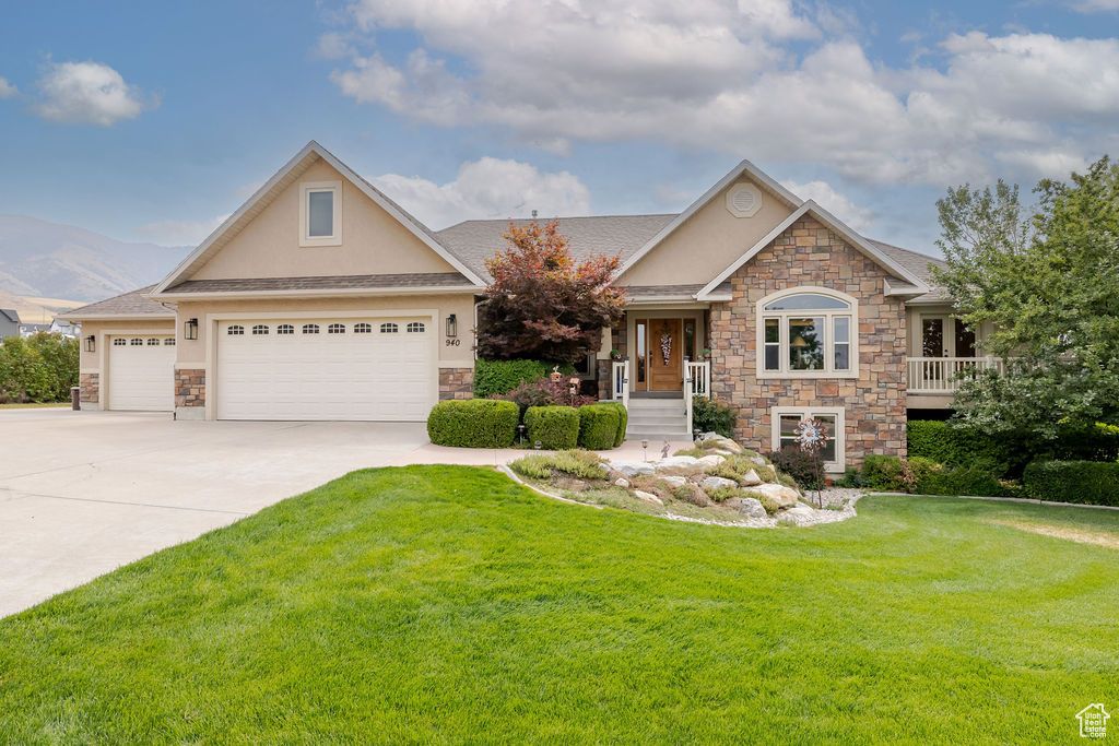 Photo of 940 E CANYON RD, Hyde Park, UT 84318 (MLS # 2108347)