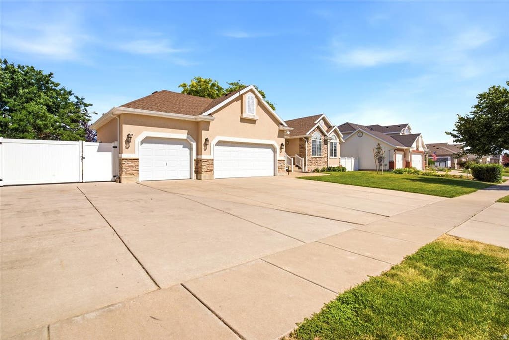Photo of 882 N 3625 W, Layton, UT 84041 (MLS # 2171433)