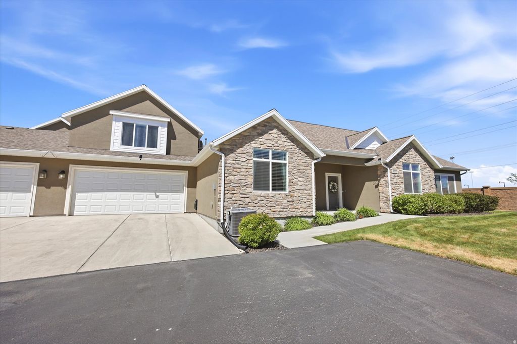 Photo of 512 E MEADOW RANCH LN #D, Saratoga Springs, UT 84045 (MLS # 2155999)