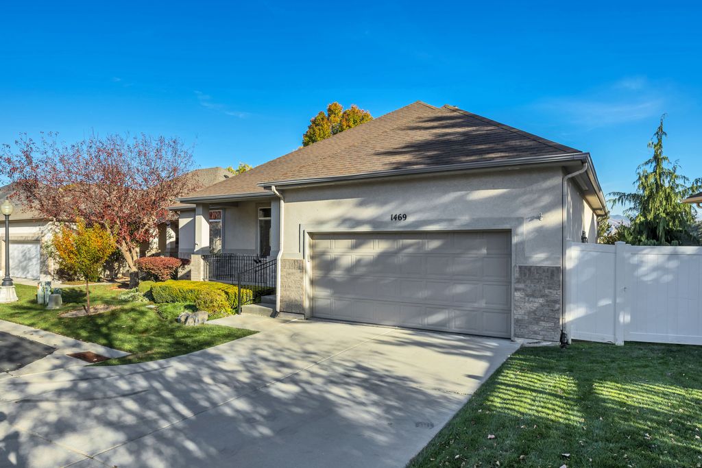 Photo of 1469 W OLD CYPRU CT, South Jordan, UT 84095 (MLS # 2120202)