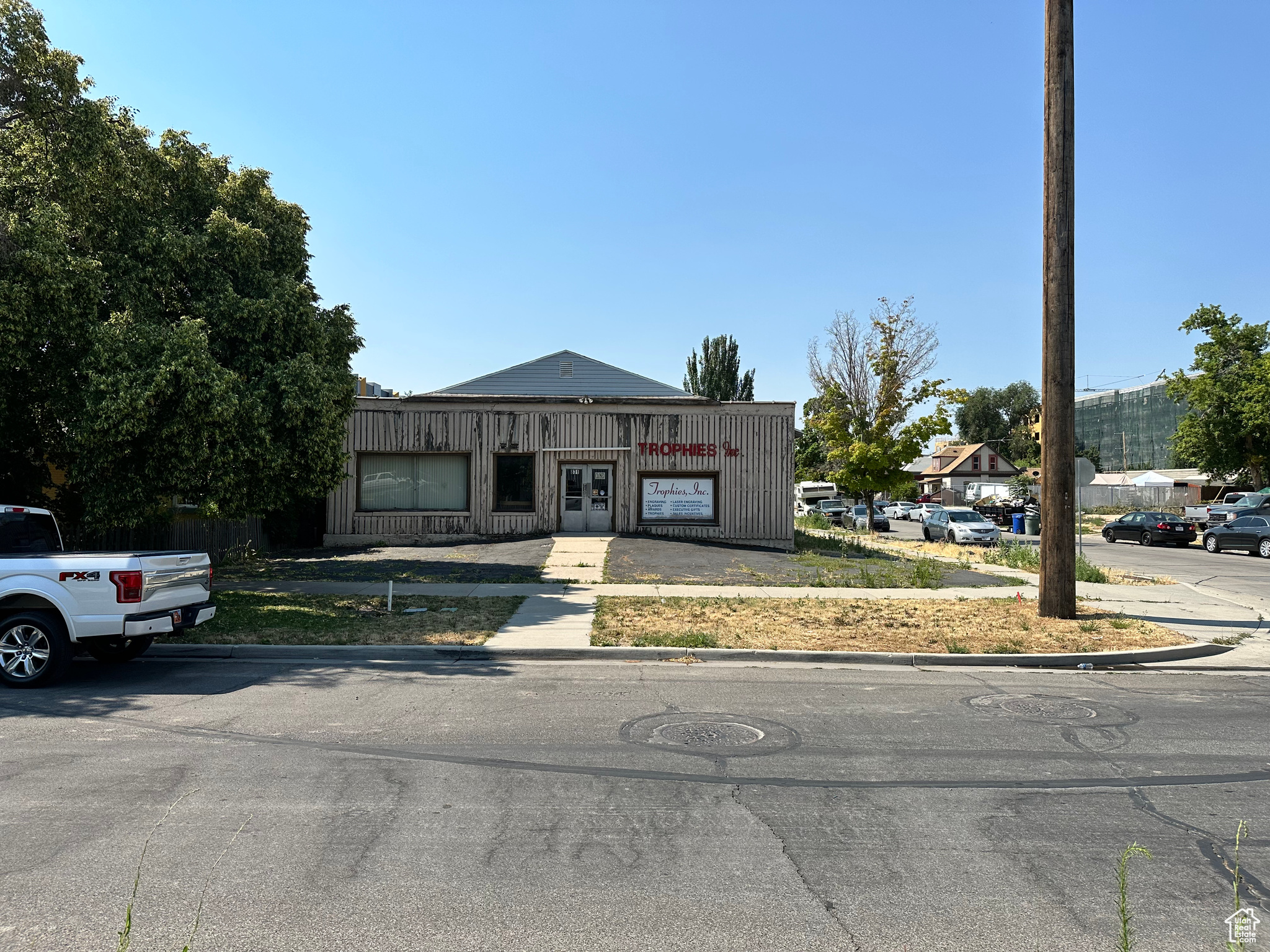 Retail building situated on .17 acres located in the desirable TSA-UN-T zone for Salt Lake City. This property provides an excellent adaptive re-use, or redevelopment option for an owner-user or investment. Building has a newer roof and HVAC. 2,565 SF Above Grade, 2,565 SF Below Grade Basement Storage. Parking stalls are estimated based on available off street space.