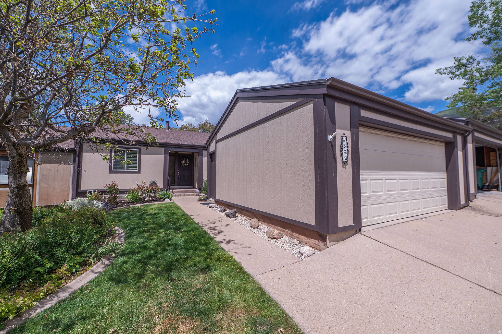 COUNTRY OAKS - Residential