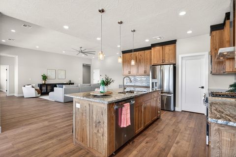 Tiny photo for 915 S 170 E, Ivins, UT 84738 (MLS # 2139182)