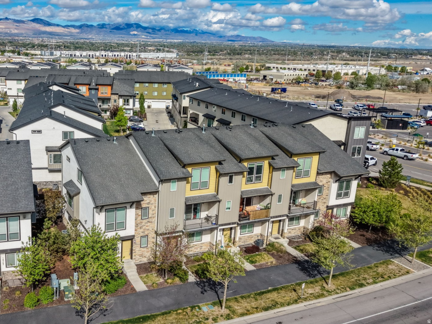 MARKETPLACE IN INDEN - Residential