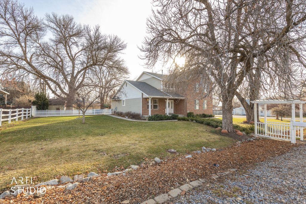 Photo of 285 W CENTER ST, Kaysville, UT 84037 (MLS # 2133895)